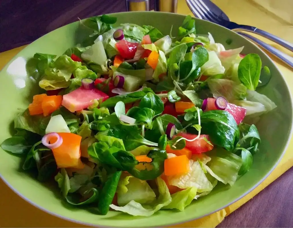 Легкий салат из свежих овощей