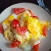 Яичница с помидорами и сыром