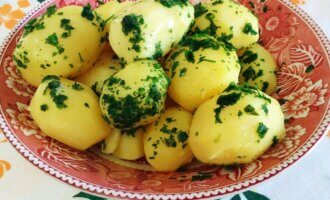 Вареная картошка с зеленью