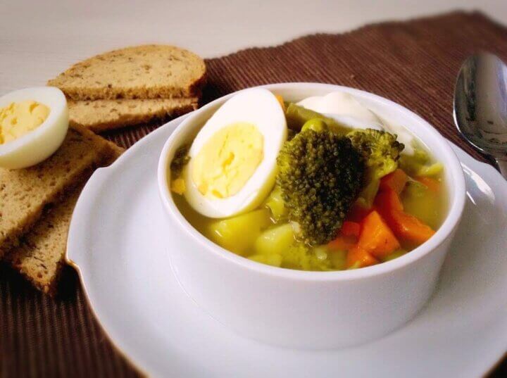 Овощной суп с брокколи и яйцом