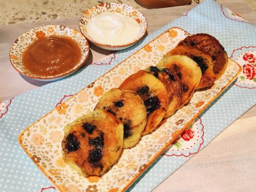 пишні оладки на кефірі з чорницею — готові