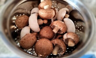 Смажені гриби на сковороді Крок 1