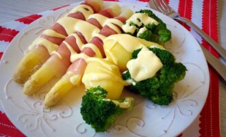 Біла спаржа з беконом і соусом