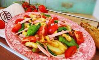 Теплий салат з картоплі з кабачком