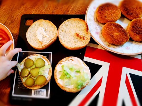 рибний бургер на тарілці