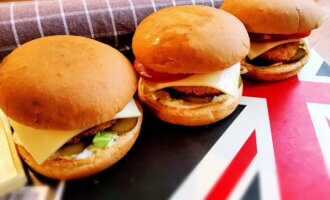 домашній бургер з рибною котлетою