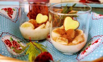 Банан з йогуртом і корицею