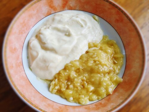 Банан з йогуртом і корицею