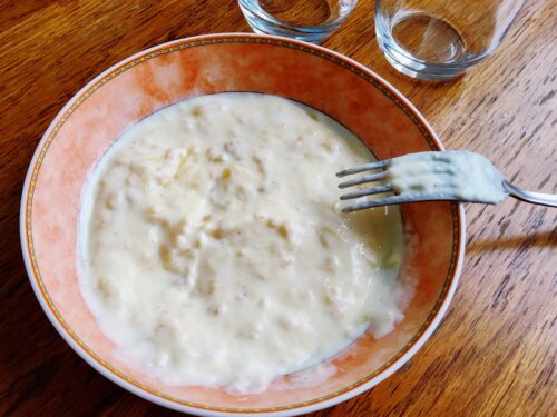 Банан з йогуртом і корицею