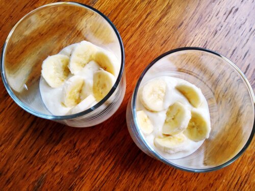 Банан з йогуртом і корицею