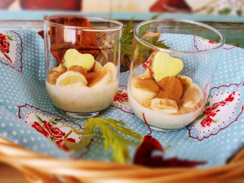 Банан з йогуртом і корицею