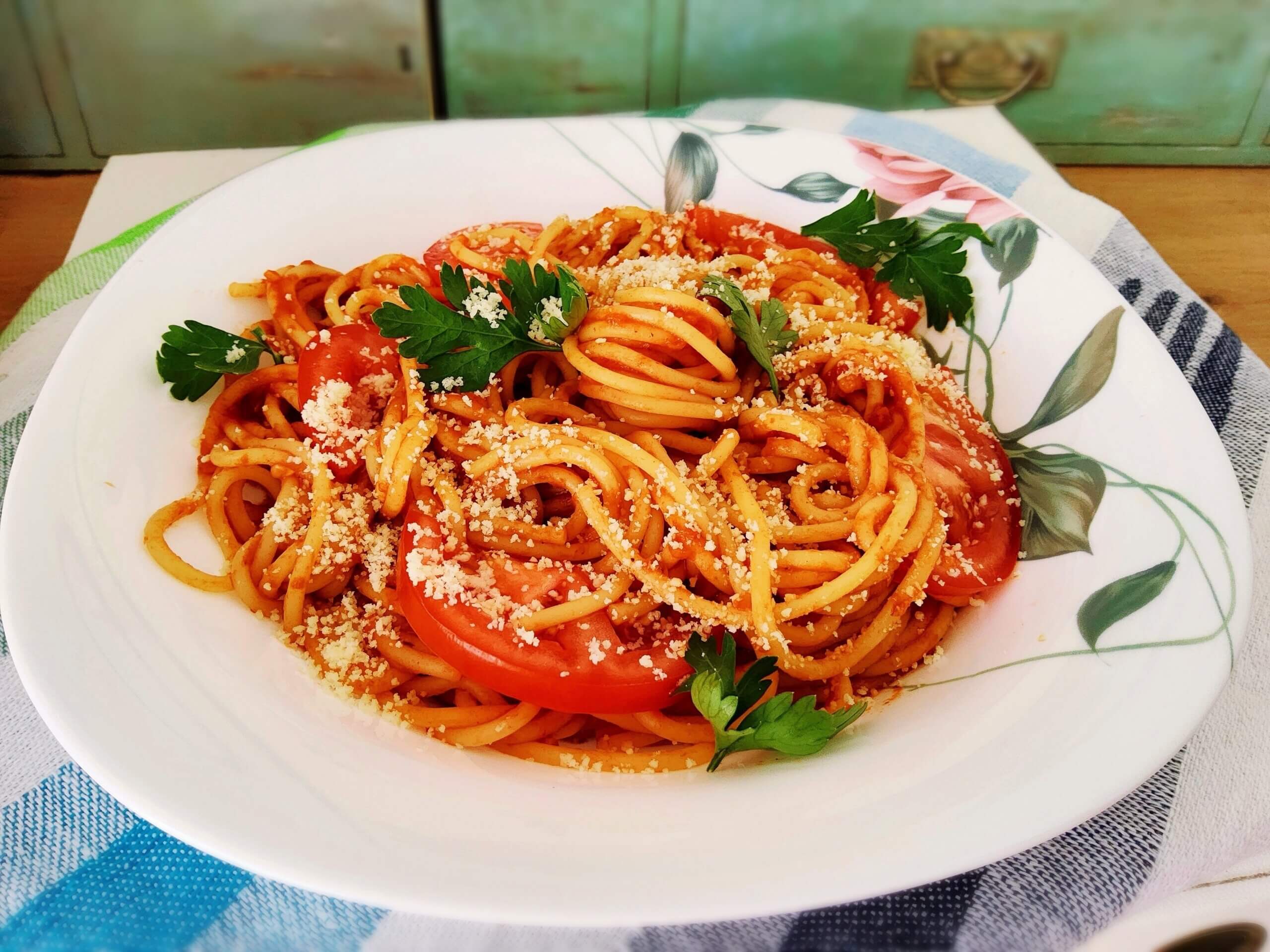 Макарони з томатним соусом і сиром