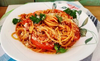 Макарони з томатним соусом і сиром