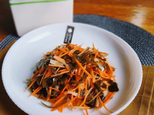 Салат з морської капусти з морквою і цибулею