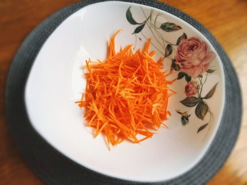 Салат з морської капусти з морквою і цибулею