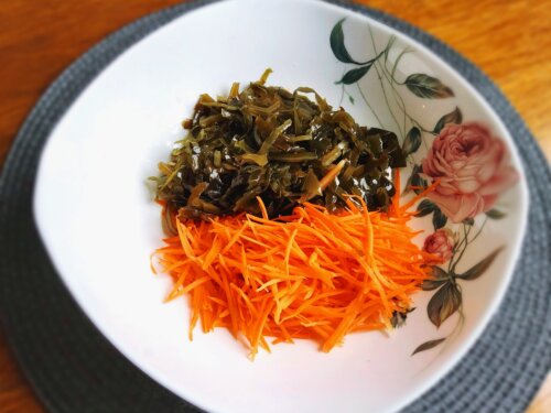 Салат з морської капусти з морквою і цибулею