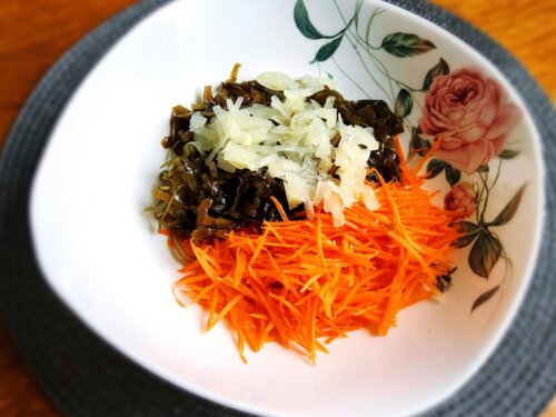 Салат з морської капусти з морквою і цибулею
