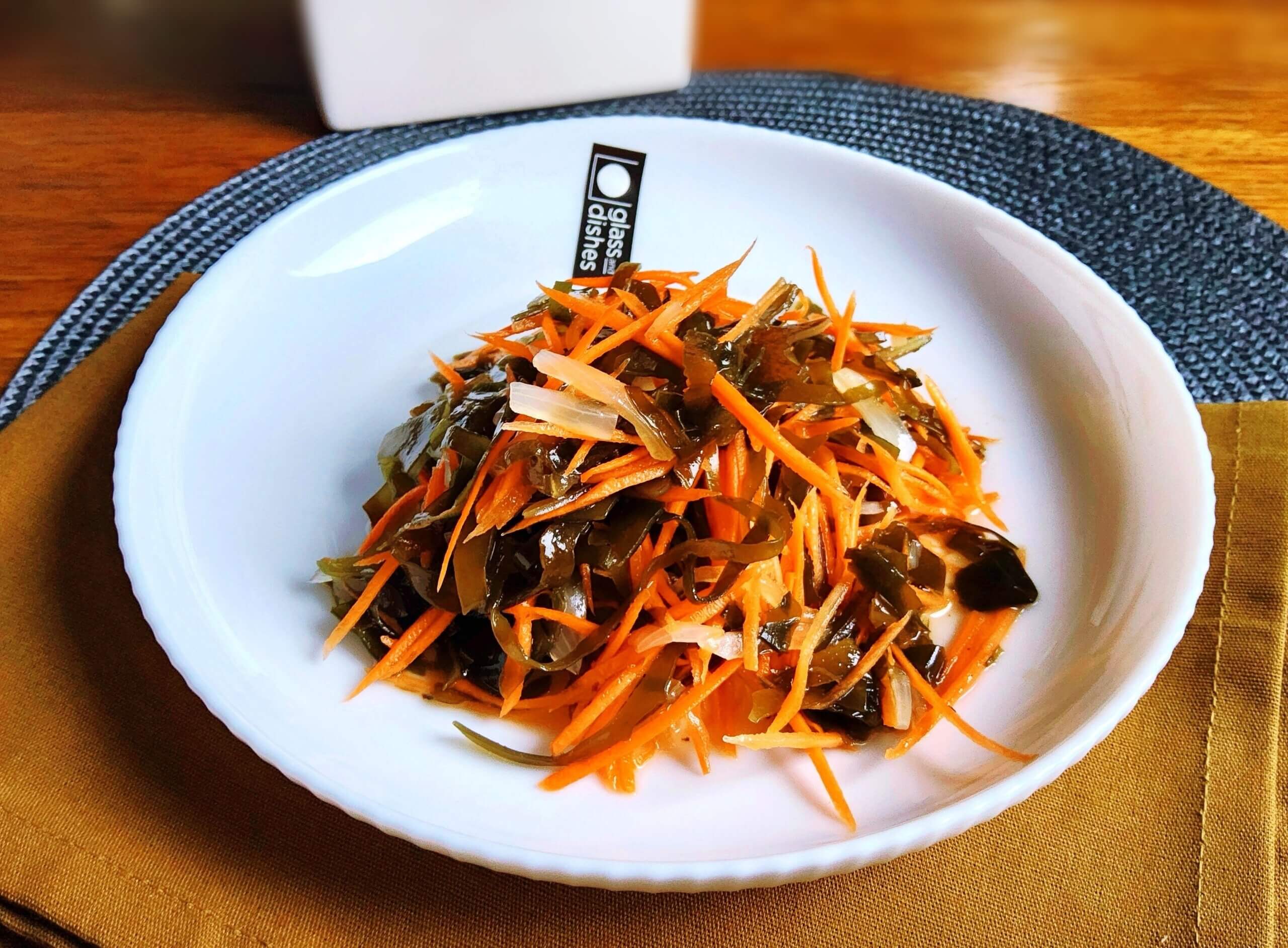 Салат з морської капусти з морквою і цибулею