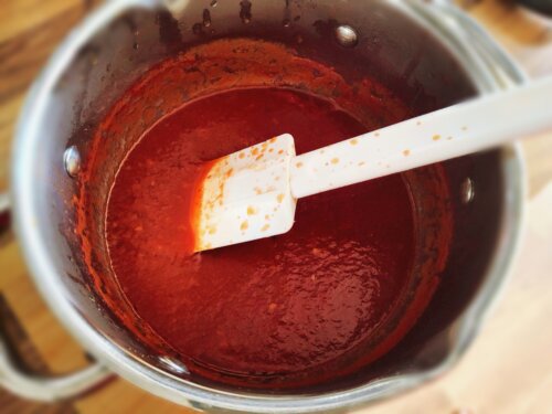 Макарони з томатним соусом і сиром