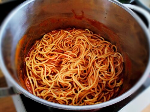 Макарони з томатним соусом і сиром