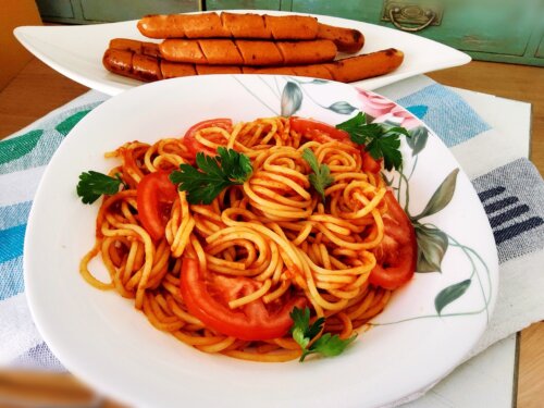 Макарони з томатним соусом і сиром