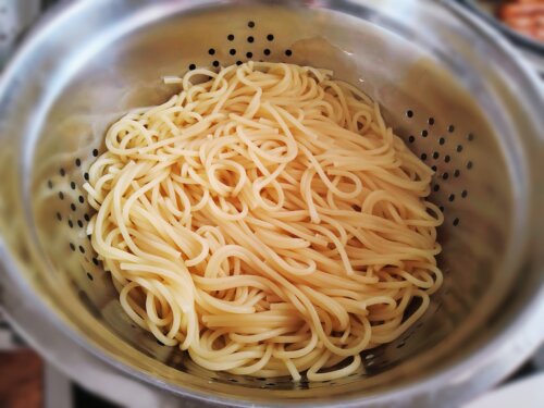 Макарони з томатним соусом і сиром