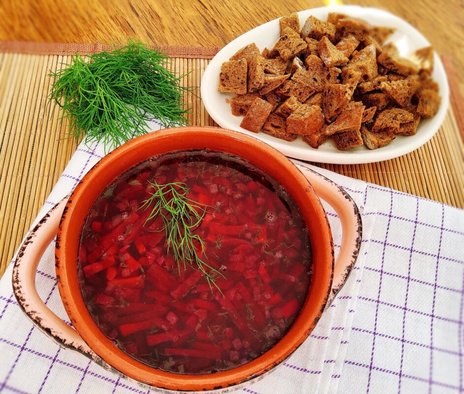 рідкий борщ без картоплі і капусти з кропом і грінками