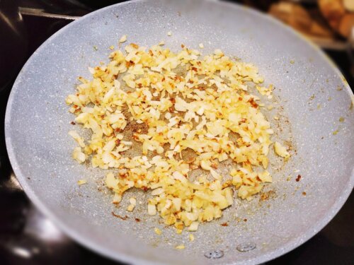 цибуля обсмажена до м'якості для борщу