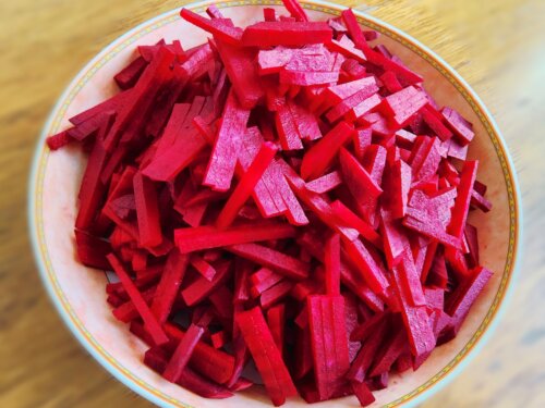 буряк нарізаний тонкою соломкою для борщу