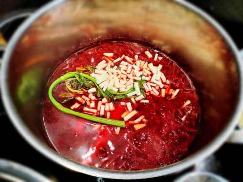 рідкий борщ з цибулею на вогні