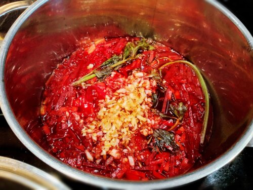 додаємо цибулю і лавровий лист в борщ