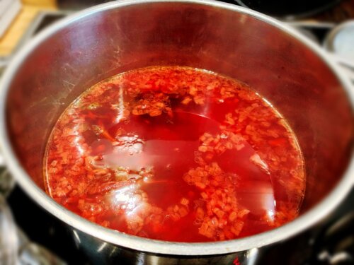 борщ з буряком вариться у каструлі