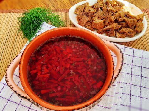 рідкий борщ без картоплі і капусти з кропом і грінками