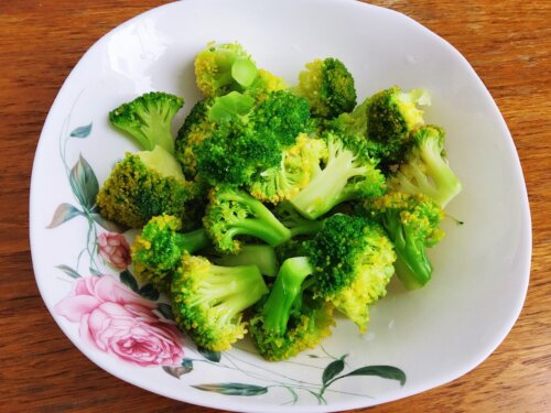бланшована броколі яскраво-зеленого кольору