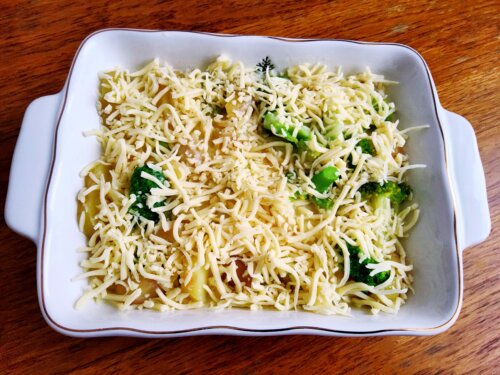 запіканка з броколі під тертим сиром перед духовкою