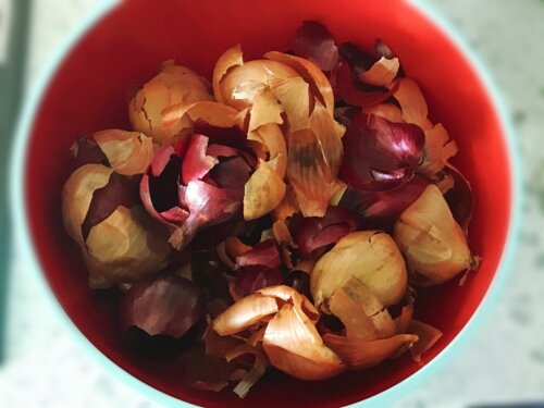 лушпиння цибулі для фарбування крашанок — натуральний барвник