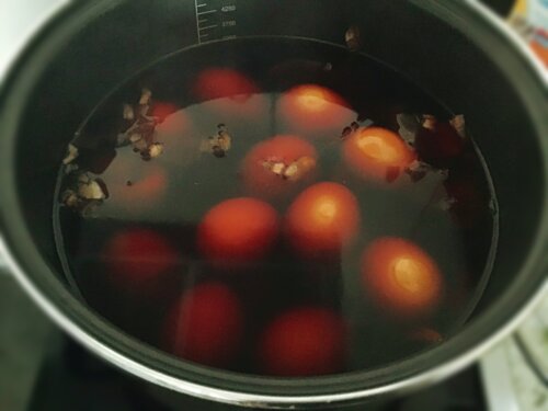 яйця варяться в цибулевому відварі для фарбування на Великдень