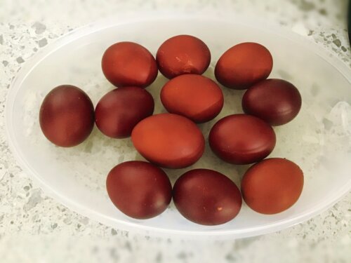 готові крашанки з лушпиння цибулі — насичений червоний колір