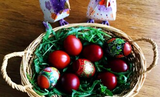 крашанки з лушпиння цибулі в великодньому кошику