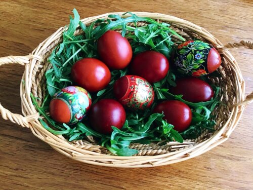 крашанки з цибулевого лушпиння — темно-бордовий колір