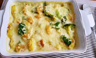 овочева запіканка з броколі і картоплею