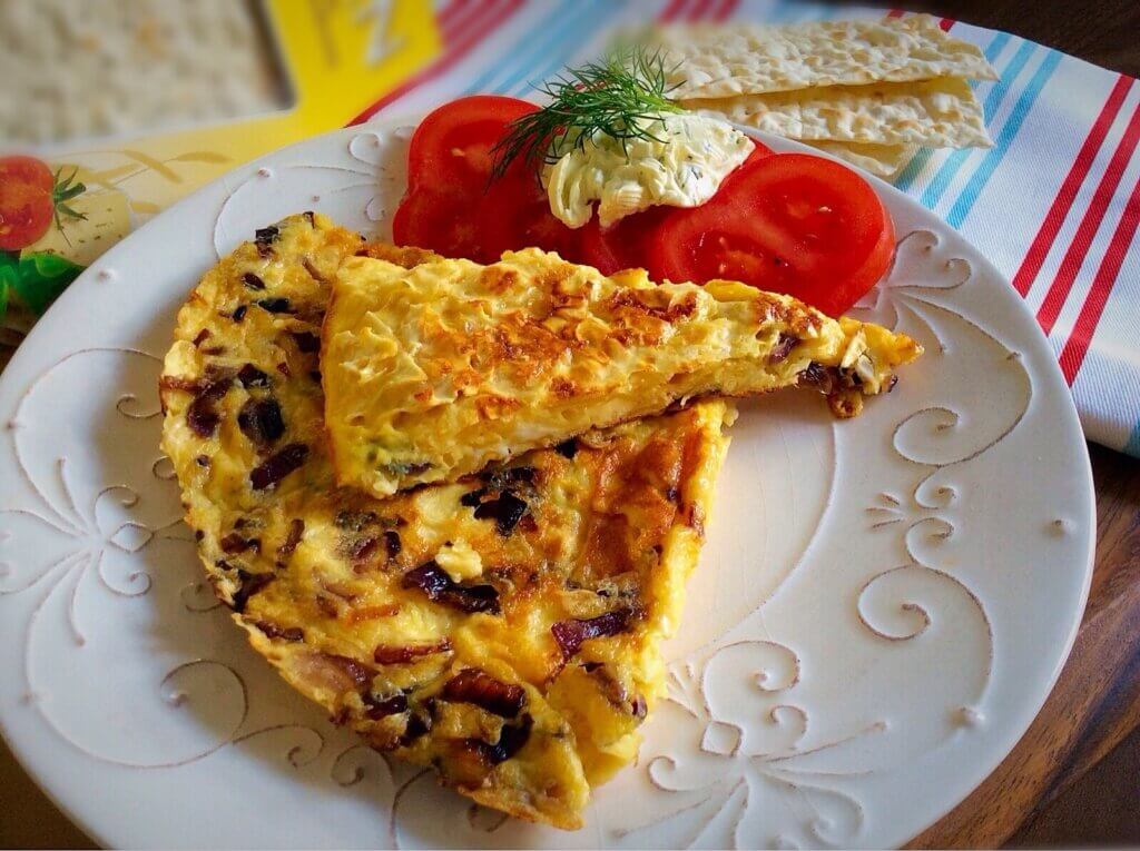 бабка з маци з цибулею — готова, подана з томатами