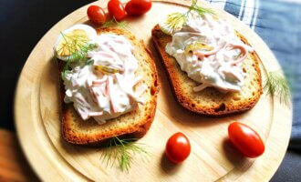 салат з вареної ковбаси з маринованим огірком поданий охолодженим