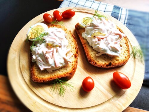 салат з вареної ковбаси з маринованим огірком поданий охолодженим