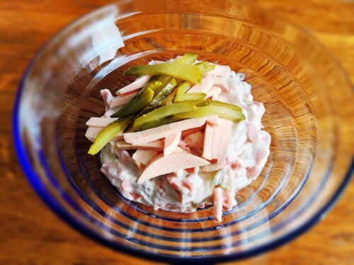 інгредієнти для салату з ковбаси — ковбаса, мариновані огірки, майонез