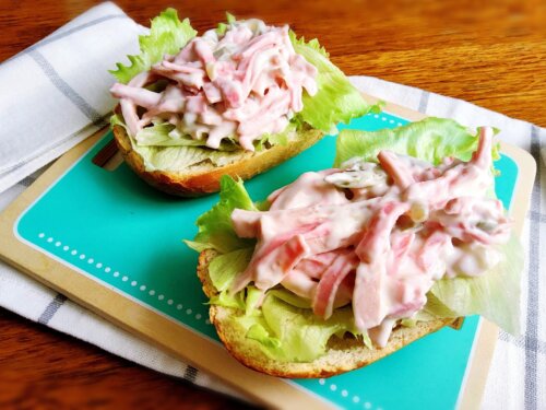 салат з ковбаси перемішаний до однорідності