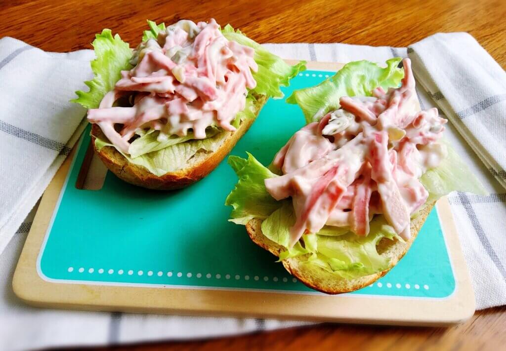 перевірка смаку салату з ковбаси і огірка