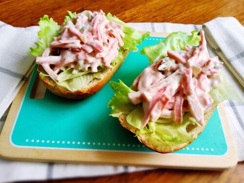 перевірка смаку салату з ковбаси і огірка