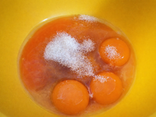 Жовтки з цукром для паски — збиті
