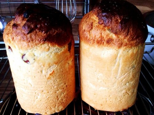 Паска великодня золотиста після випікання